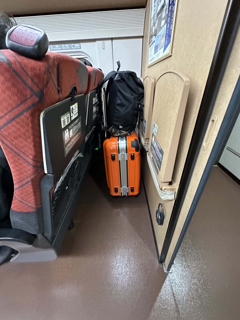 一番後ろの席だと荷物が置けます