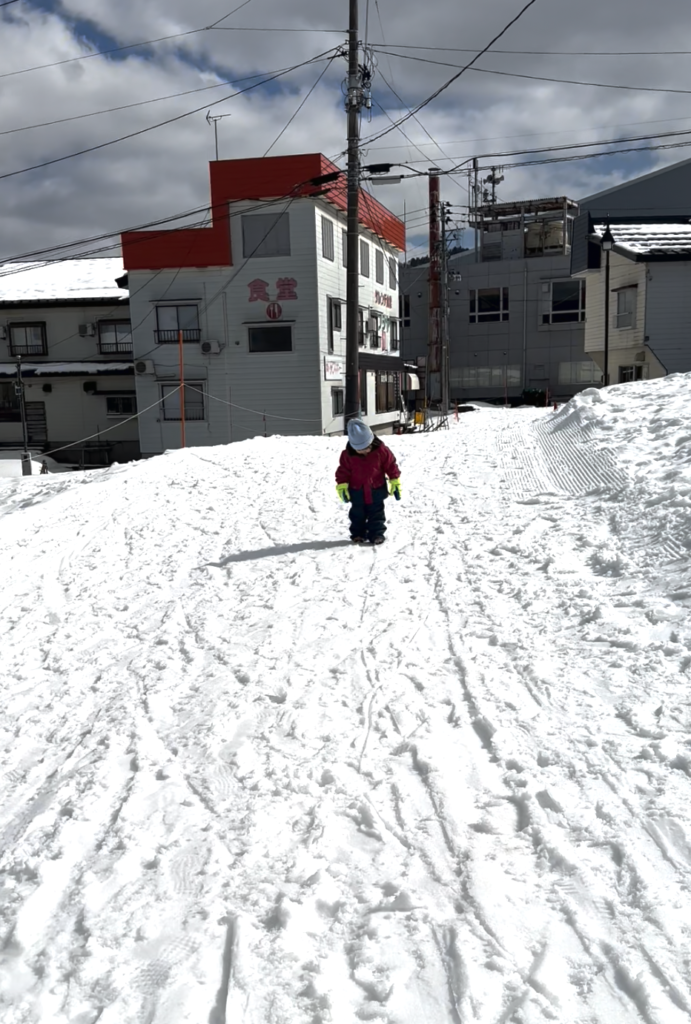 雪道を歩く長女